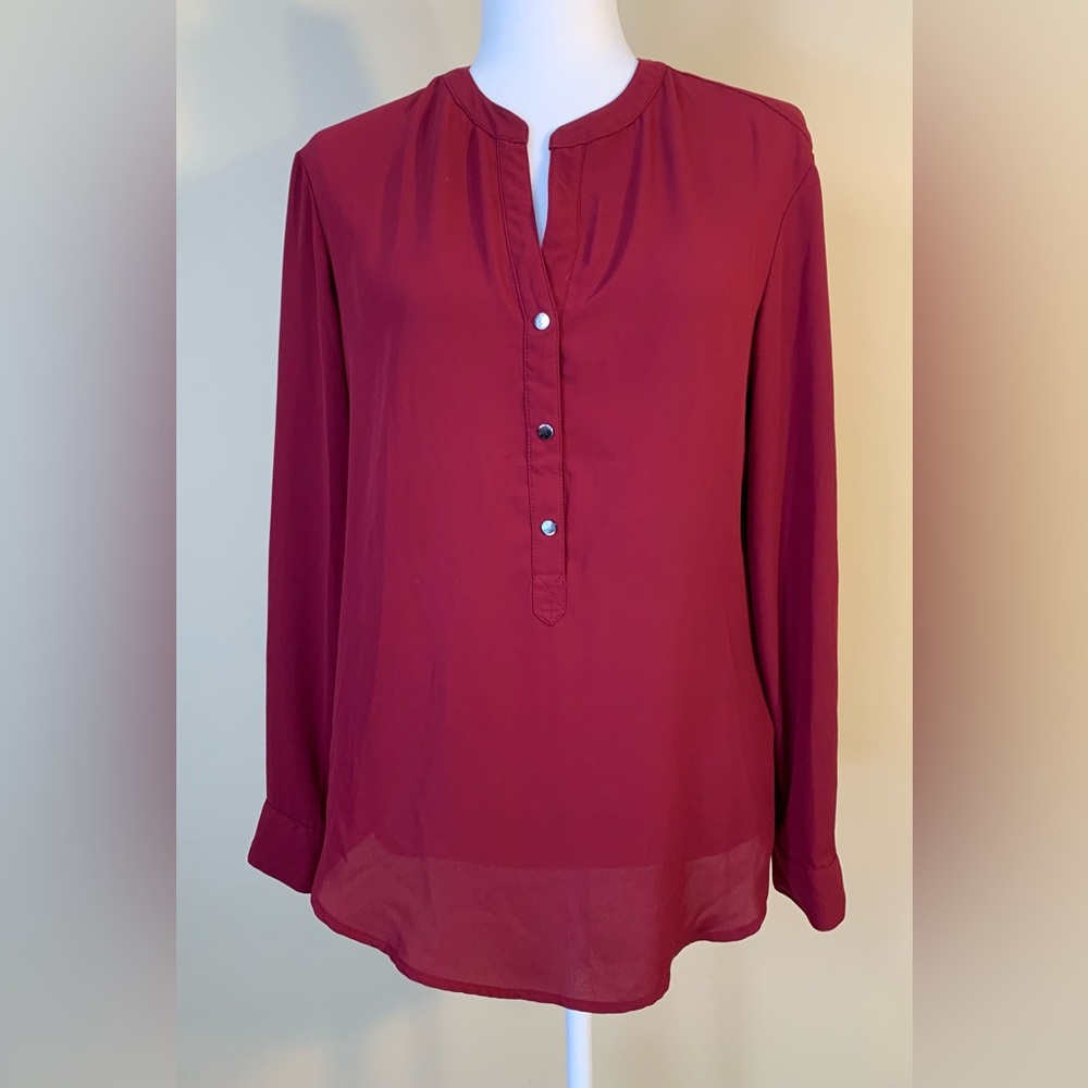 EUC Top: Tunic Length, Roll Tab Sleeve w Buckle, Pullover, V-Neck, Raspberry